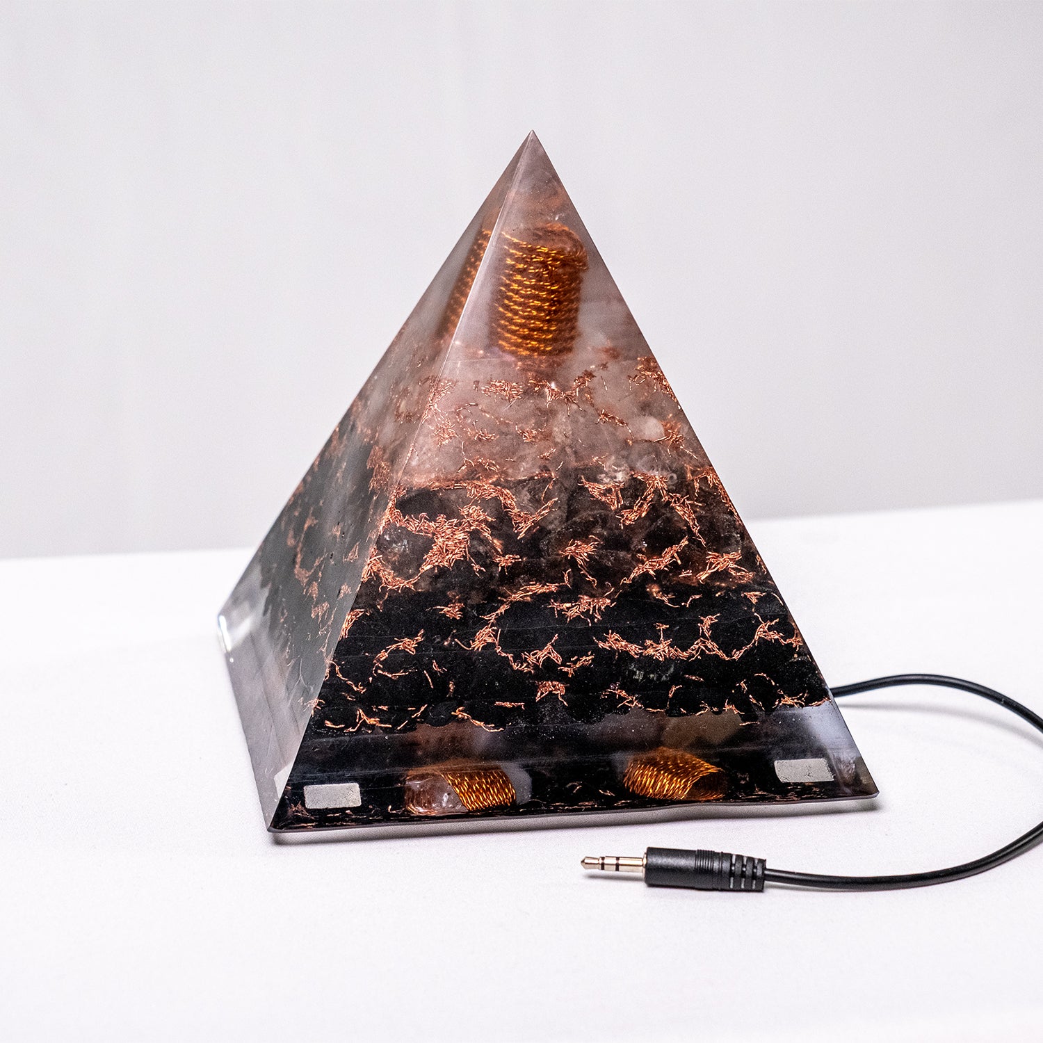 "Light's Gradient" – Orgonite Pyramid (No.25) [AUX]