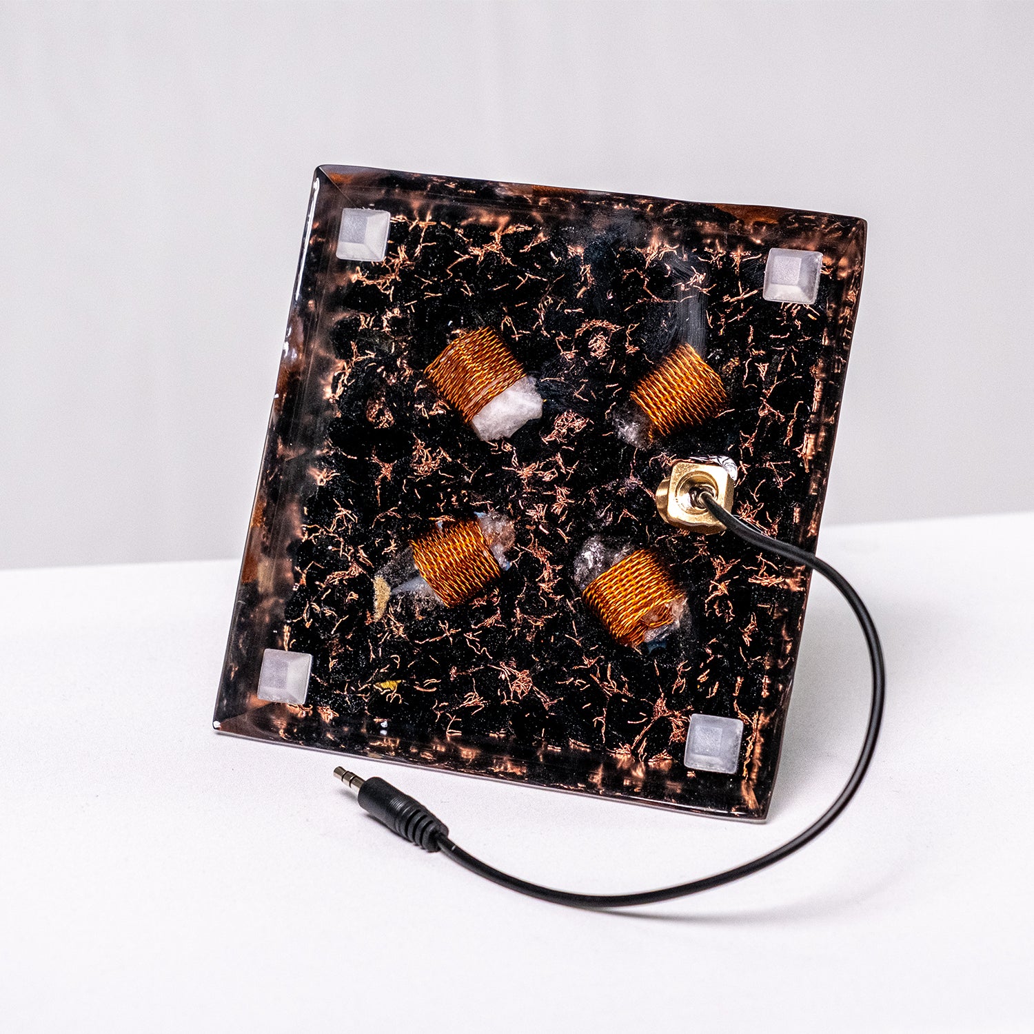 "Light's Gradient" – Orgonite Pyramid (No.25) [AUX]